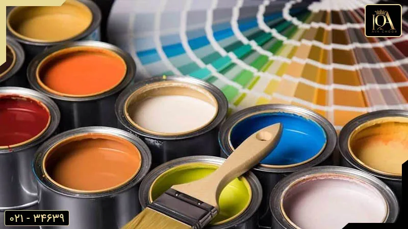 قوطی های رنگ و نمونه رنگ های مختلف برای نحوه رنگ کردن چوب خام